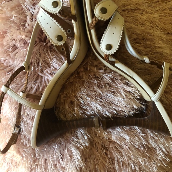 Awesome Bandolino Southwest Inspired Strappy heels in white and tan - Picture 4 of 4